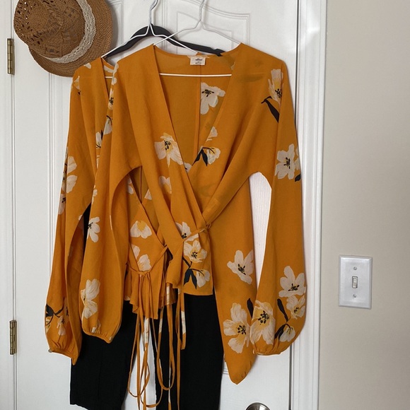 Aritzia WILFRED Lilia Floral Wrap Blouse with Ties available in S and L - Picture 4 of 16
